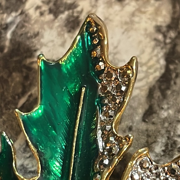 Maple Leaf Brooch in Green enamel and Gold tones - Picture 4 of 7